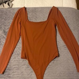 Babaton long sleeve bodysuit- rust